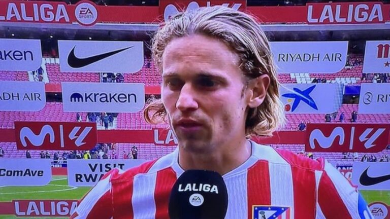 Marcos Llorente siendo entrevistado a pie de campo tras la victoria del Atlético de Madrid contra el Mallorca.