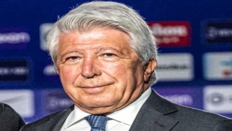 Enrique Cerezo, presidente del Atlético de Madrid, atendiendo a los medios de comunicación.