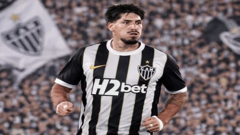 Kevin Lomónaco, central de Independiente de Avellaneda, celebrando una acción defensiva.