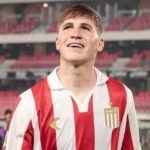 Mikel Amondarain sonriendo con la camiseta de Estudiantes de La Plata en un estadio de fútbol