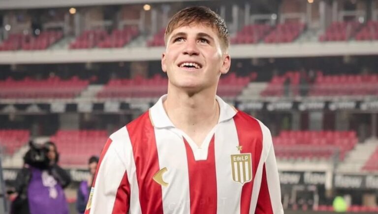 Mikel Amondarain sonriendo con la camiseta de Estudiantes de La Plata en un estadio de fútbol
