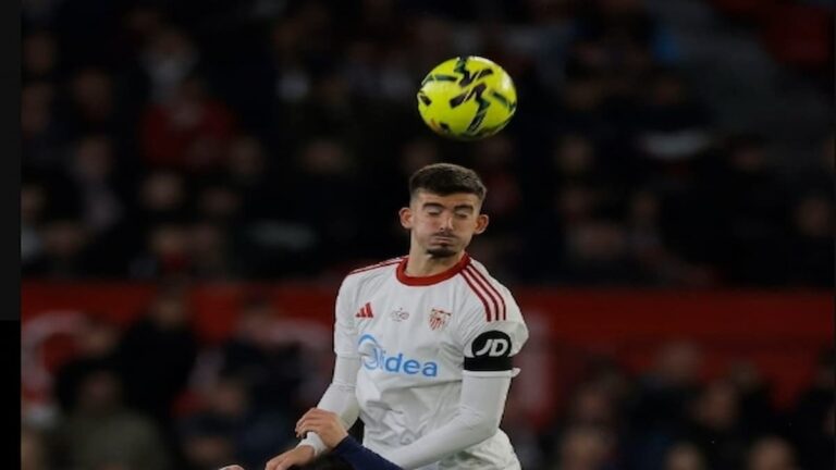 Kike salas durante una acción de juego en un partido oficial.
