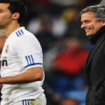 lvaro Arbeloa con el uniforme del Real Madrid junto a un sonriente José Mourinho durante un partido de Champions League.