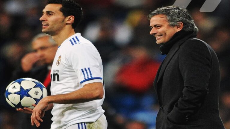 lvaro Arbeloa con el uniforme del Real Madrid junto a un sonriente José Mourinho durante un partido de Champions League.
