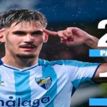 Chupe, delantero del Málaga CF, celebrando un gol señalándose la cabeza en señal de concentración.