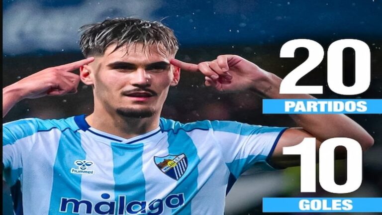 Chupe, delantero del Málaga CF, celebrando un gol señalándose la cabeza en señal de concentración.