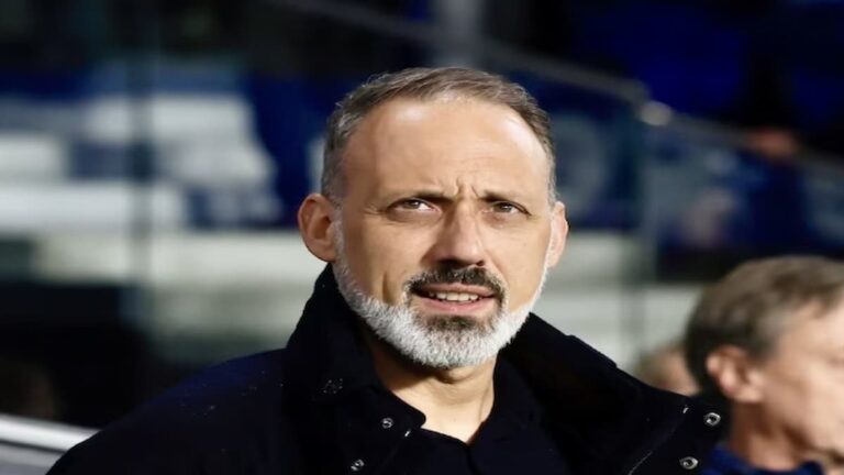 Pellegrino Matarazzo, entrenador de la Real Sociedad, con semblante serio durante un partido.