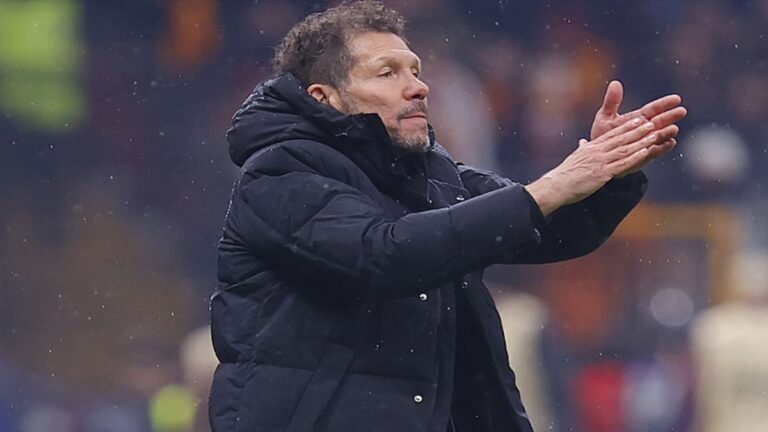 Diego Pablo Simeone gesticulando en la banda durante un partido del Atlético de Madrid.