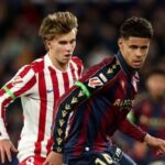 Disputa intensa por el balón entre un jugador del Atlético de Madrid y un defensor del Levante UD durante el partido en el Ciudad de Valencia.