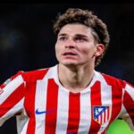 Julián Álvarez con la camiseta del Atlético de Madrid mirando fijamente durante un partido de Liga.
