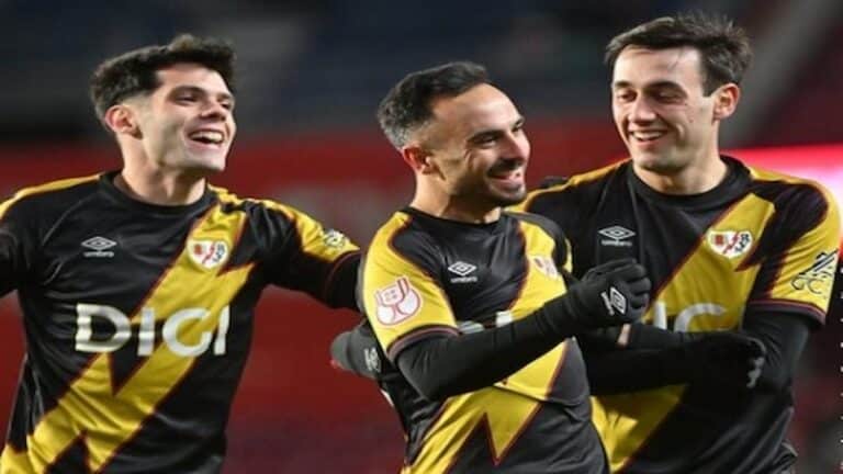 Jugadores del Rayo Vallecano celebrando la remontada ante el Granada CF en los dieciseisavos de la Copa del Rey