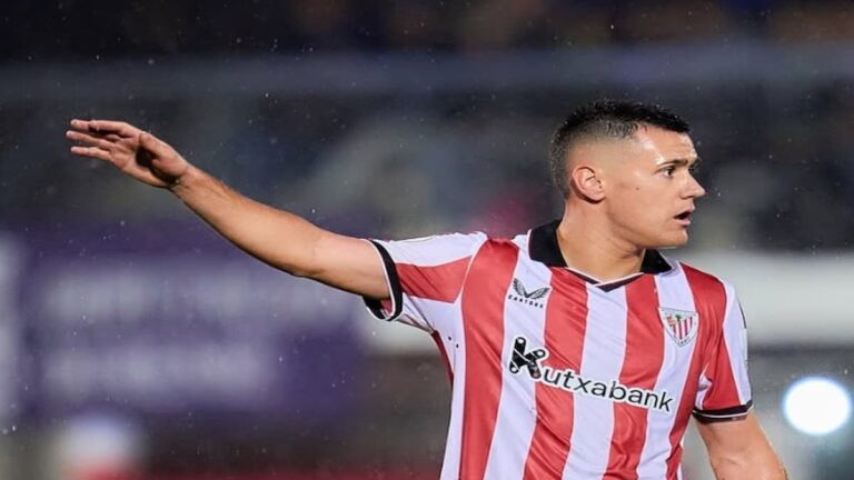 Urko Izeta, delantero del Athletic Club, durante un entrenamiento; posible cesión a la Cultural Leonesa en enero de 2026.