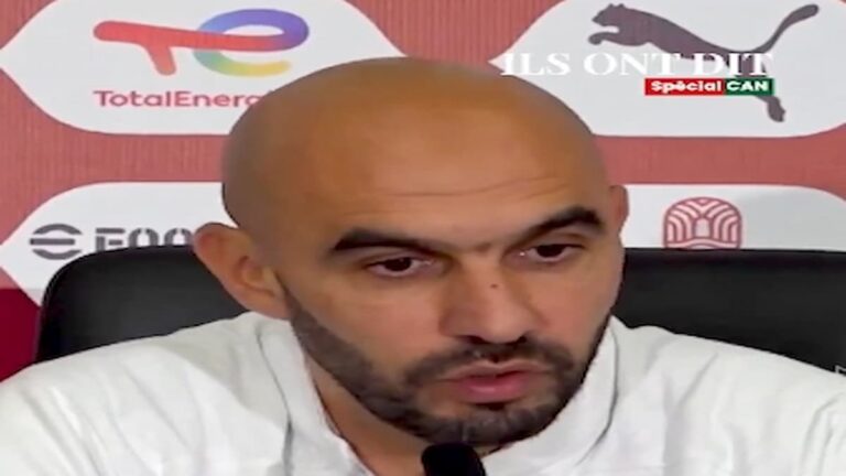Sofyan Amrabat en chanclas durante la charla de Walid Regragui con Marruecos; duda para el partido contra Camerún.