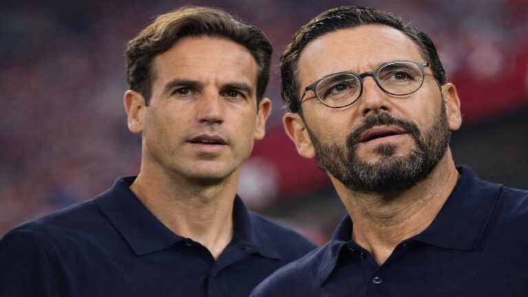 Iñigo Pérez y José Bordalás dando instrucciones en la banda durante un derbi madrileño entre Rayo Vallecano y Getafe