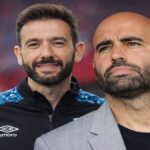 Claudio Giráldez y Carlos Corberán gesticulando en la banda durante el Celta de Vigo vs Valencia CF en Balaídos.