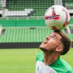 Clément Michelin con la equipación del Racing de Santander durante un calentamiento en El Sardinero.