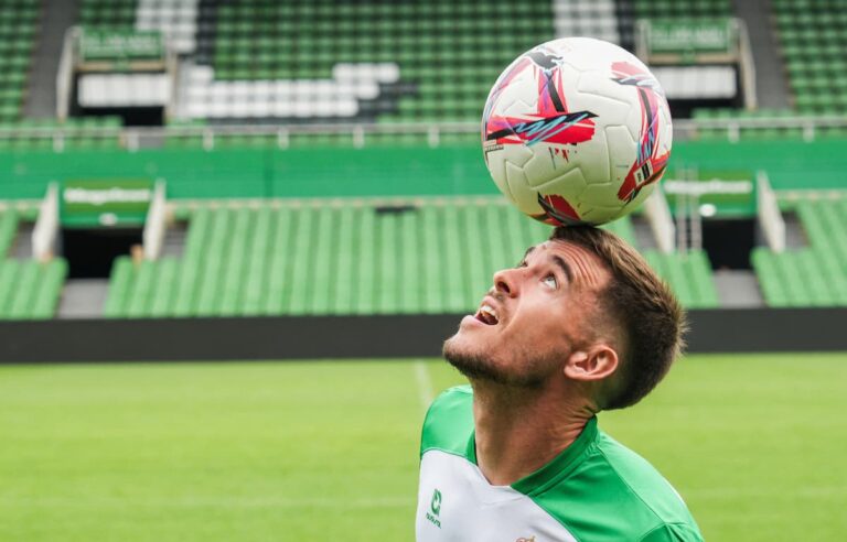Clément Michelin posando en el césped del Estadio José Zorrilla durante su presentación oficial con el Real Valladolid.