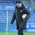 Coudet dando indicaciones en un entrenamiento del Alavés