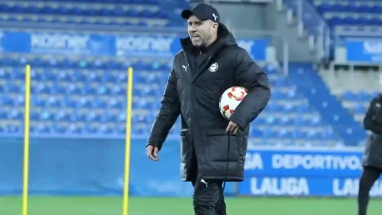 Coudet dando indicaciones en un entrenamiento del Alavés