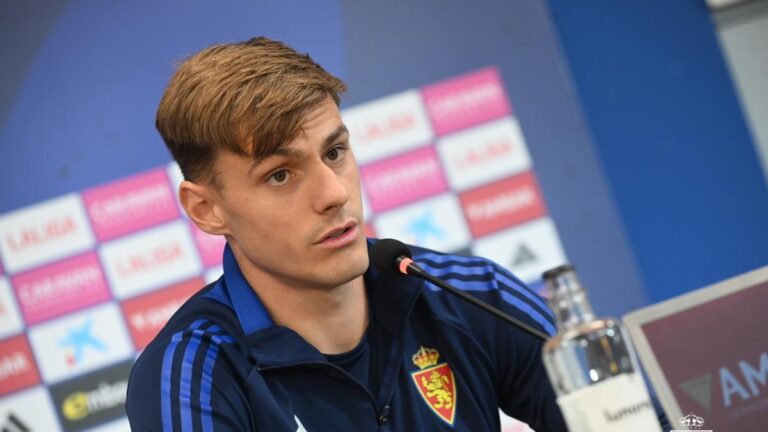 Dani Gómez con la equipación del Real Zaragoza durante un entrenamiento.
