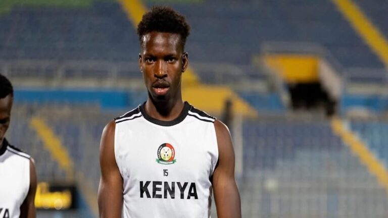 Amos Wanjala con la camiseta de entrenamiento de la selección de Kenia en un estadio de fútbol