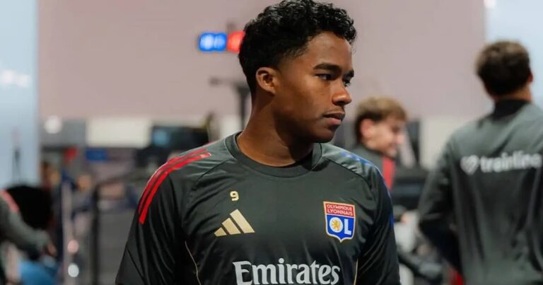Endrick con la camiseta del Olympique de Lyon tras sus primeras declaraciones sobre Carlo Ancelotti.