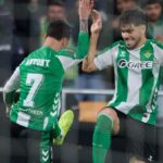 Ez Abde y Antony celebran uno de los goles del Real Betis ante el Feyenoord en La Cartuja.