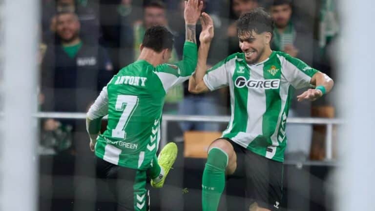 Ez Abde y Antony celebran uno de los goles del Real Betis ante el Feyenoord en La Cartuja.