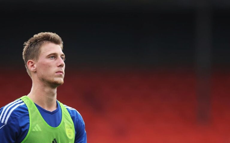 Floris Smand, defensa central del CD Eldense, seguido de cerca por el Cádiz CF en el mercado de invierno 2026.