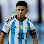Thiago Almada con semblante serio vistiendo la camiseta de la selección argentina