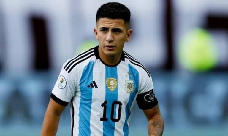 Thiago Almada con semblante serio vistiendo la camiseta de la selección argentina