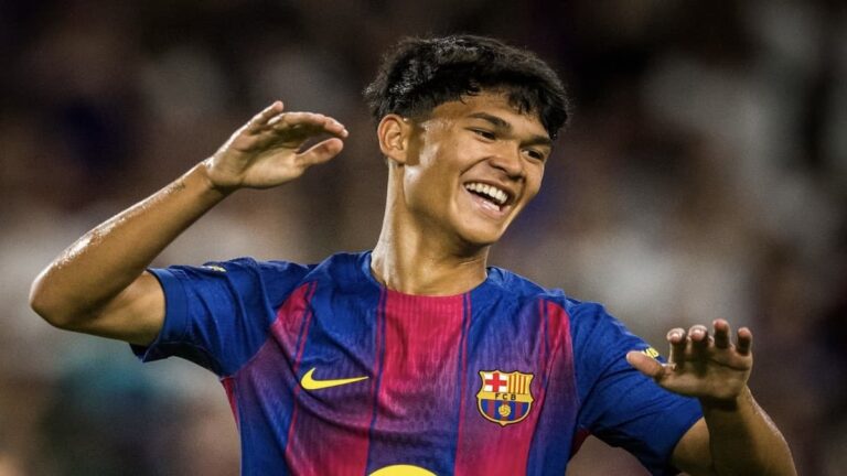 Dro, centrocampista juvenil del FC Barcelona, celebrando un gol antes de su posible salida al PSG