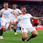 Kike Salas, defensa canterano del Sevilla FC, celebrando una acción defensiva en el Ramón Sánchez-Pizjuán
