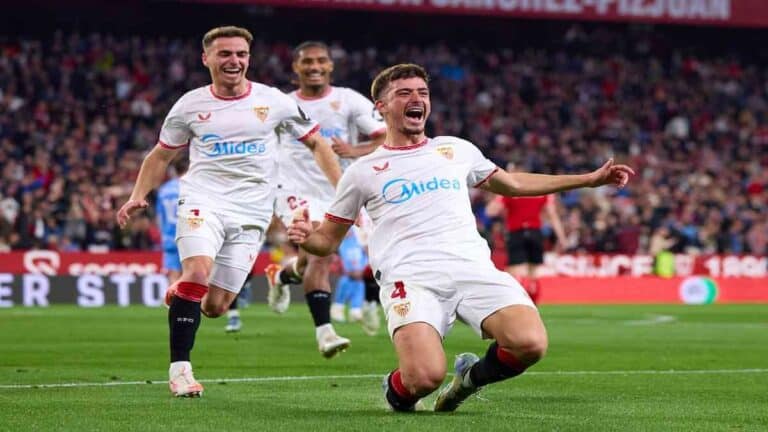 Kike Salas, defensa canterano del Sevilla FC, celebrando una acción defensiva en el Ramón Sánchez-Pizjuán