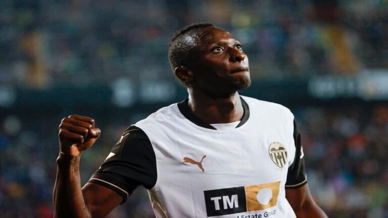 Análisis táctico de Umar Sadiq en el esquema 4-2-3-1 de Carlos Corberán en el Valencia CF.