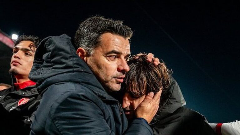 Míchel, entrenador del Girona FC, abrazando y consolando a uno de sus jugadores tras un partido, reflejando su evolución hacia una gestión emocional.