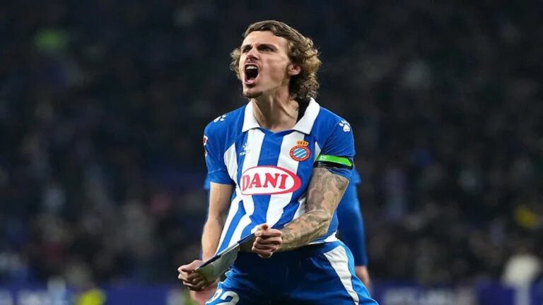Carlos Romero celebrando con rabia un gol con la camiseta del RCD Espanyol.