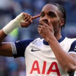 Mathys Tel con la camiseta del Tottenham, pretendido por el Villarreal y la Roma en el mercado de enero de 2026.