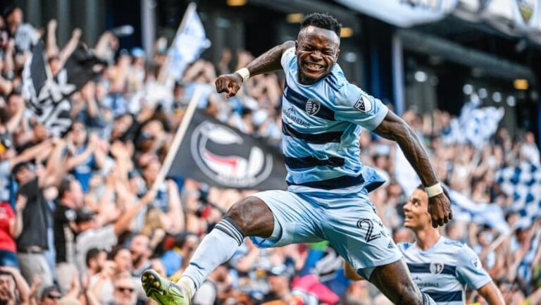 Willy Agada celebrando un gol en la MLS, objetivo del Real Zaragoza para reforzar su delantera.