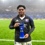 Endrick sonriendo con el trofeo de "Hombre del Partido" tras su gran actuación con el Olympique Lyonnais