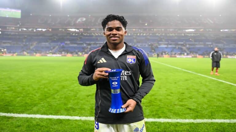 Endrick sonriendo con el trofeo de "Hombre del Partido" tras su gran actuación con el Olympique Lyonnais