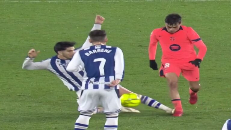 Acción del partido donde Carlos Soler pisa el tobillo de Pedri, resultando en su expulsión por roja directa tras revisión del VAR.