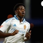 Yussif Saidu, jugador del Real Zaragoza, corriendo durante un partido en el estadio de La Romareda