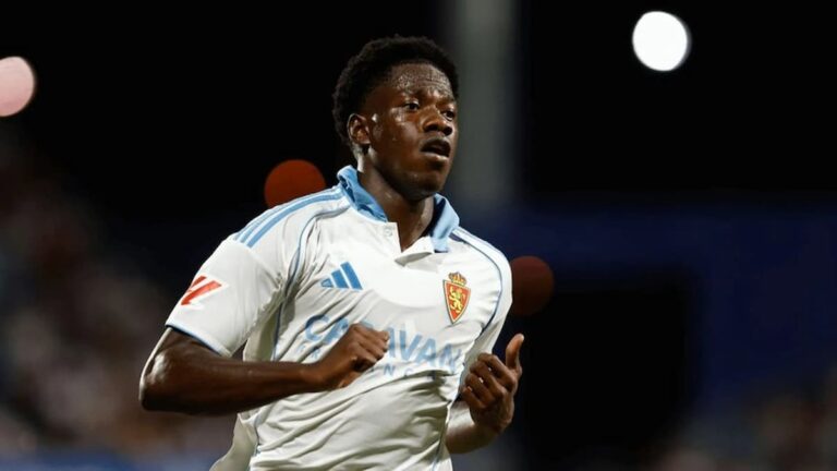 Yussif Saidu, jugador del Real Zaragoza, corriendo durante un partido en el estadio de La Romareda