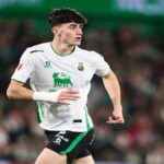 Manex Lozano lamentando una ocasión fallada durante el partido de Copa entre el Racing de Santander y el FC Barcelona.