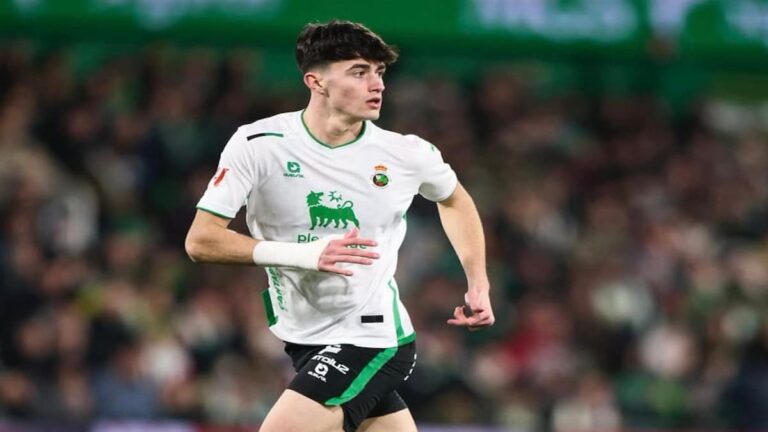 Manex Lozano lamentando una ocasión fallada durante el partido de Copa entre el Racing de Santander y el FC Barcelona.