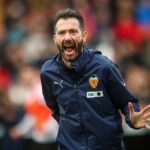 Carlos Corberán, entrenador del Valencia CF, dando instrucciones en la banda de Mestalla durante el partido contra el Elche.