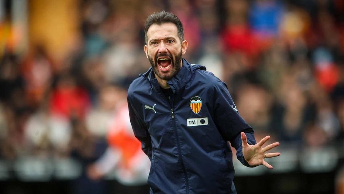 Carlos Corberán, entrenador del Valencia CF, dando instrucciones en la banda de Mestalla durante el partido contra el Elche.