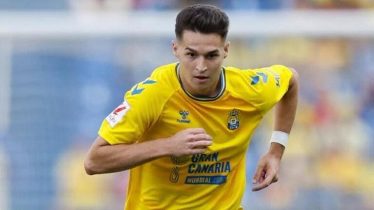 Mika Mármol, defensa de la UD Las Palmas, en carrera durante un partido de liga