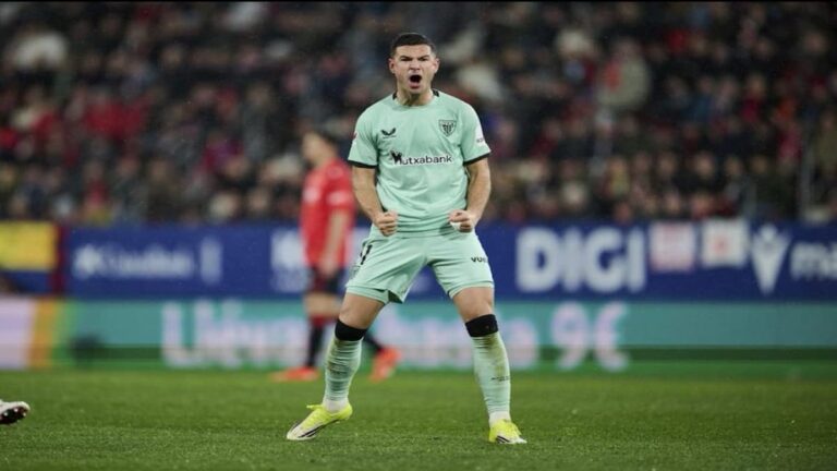 Gorka Guruzeta celebrando el gol del empate del Athletic ante Osasuna en el Estadio El Sadar